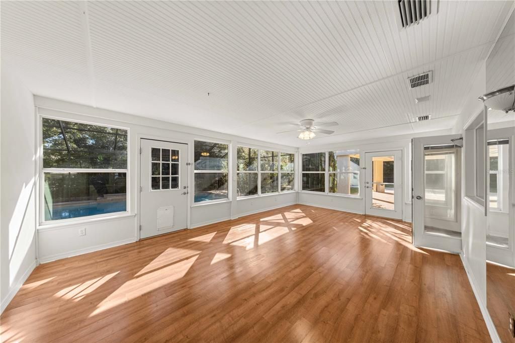 En Venta: $779,900 (3 camas, 2 baños, 3042 Pies cuadrados)