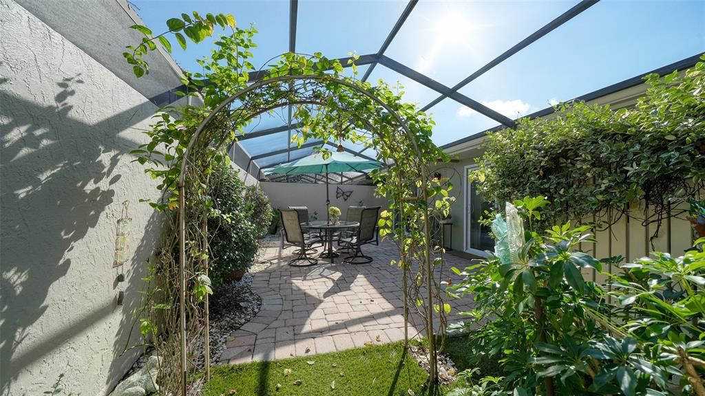 For Sale: $265,000 (2 beds, 2 baths, 1028 Square Feet)