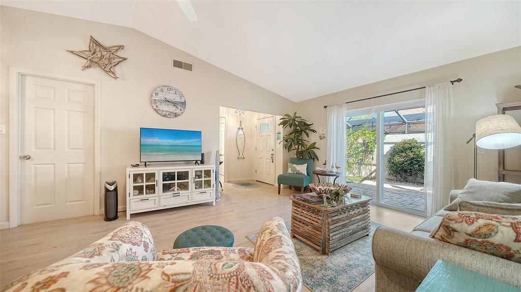 For Sale: $265,000 (2 beds, 2 baths, 1028 Square Feet)