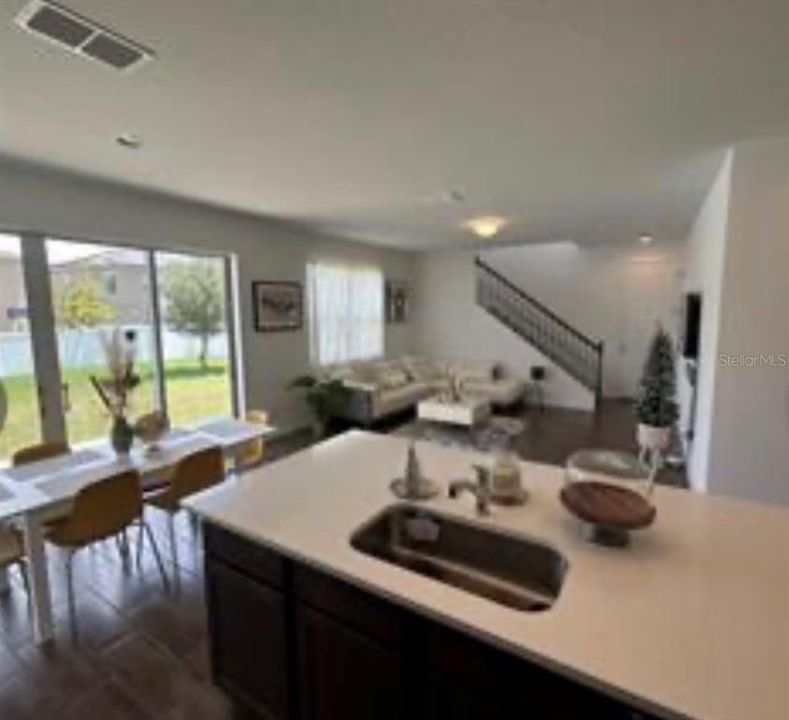 En Venta: $309,000 (4 camas, 2 baños, 1962 Pies cuadrados)