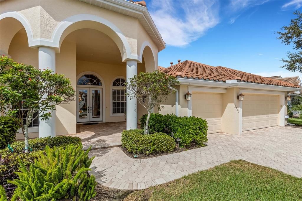 En Venta: $649,000 (3 camas, 3 baños, 2991 Pies cuadrados)