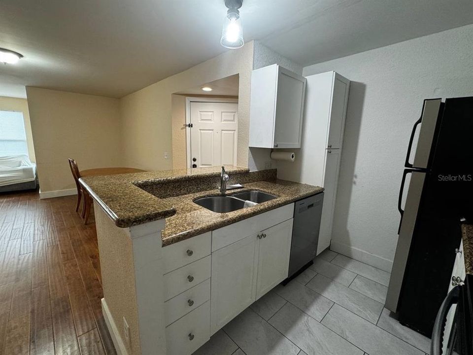 For Rent: $1,800 (2 beds, 2 baths, 988 Square Feet)