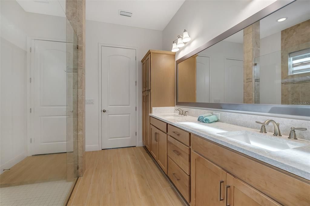 En Venta: $980,000 (4 camas, 3 baños, 2692 Pies cuadrados)
