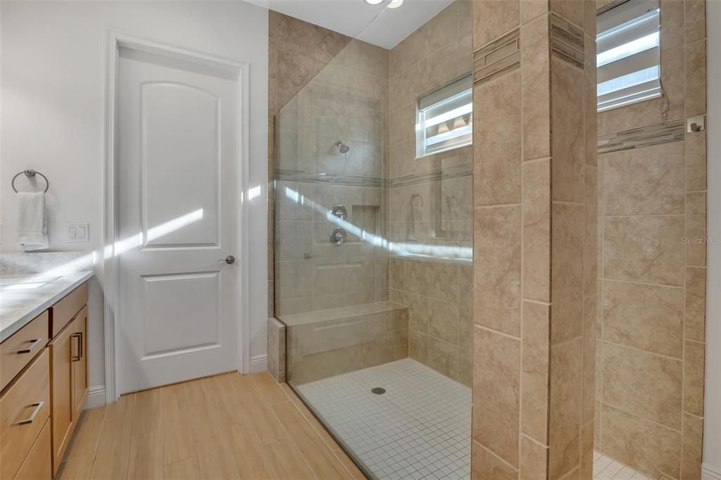 En Venta: $980,000 (4 camas, 3 baños, 2692 Pies cuadrados)