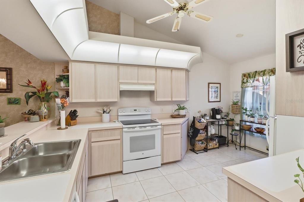 For Sale: $125,000 (2 beds, 2 baths, 956 Square Feet)