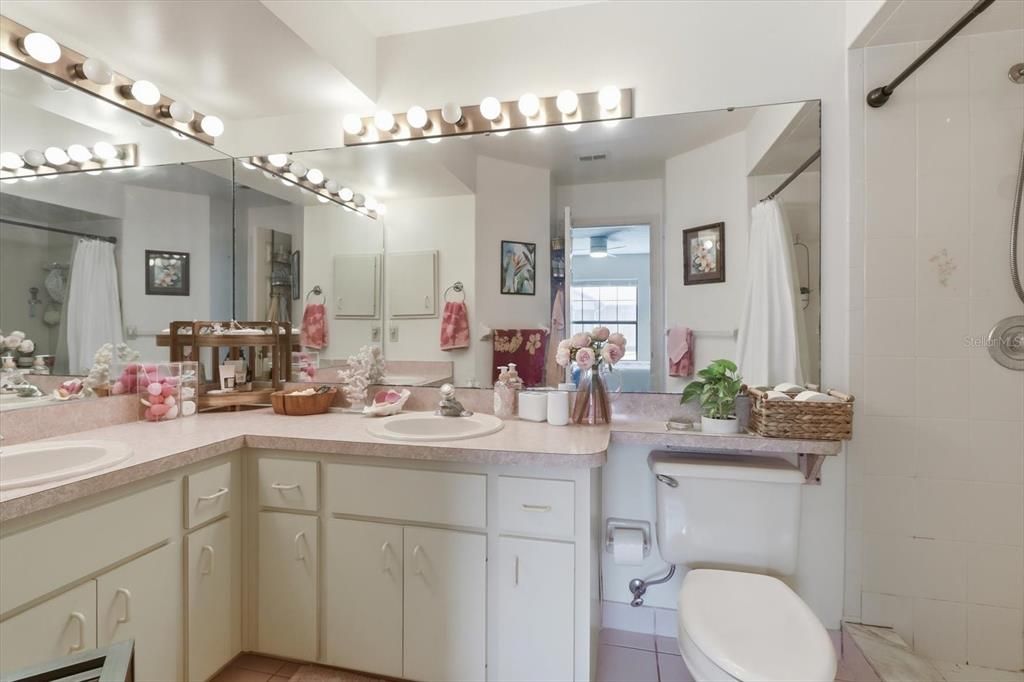 For Sale: $125,000 (2 beds, 2 baths, 956 Square Feet)