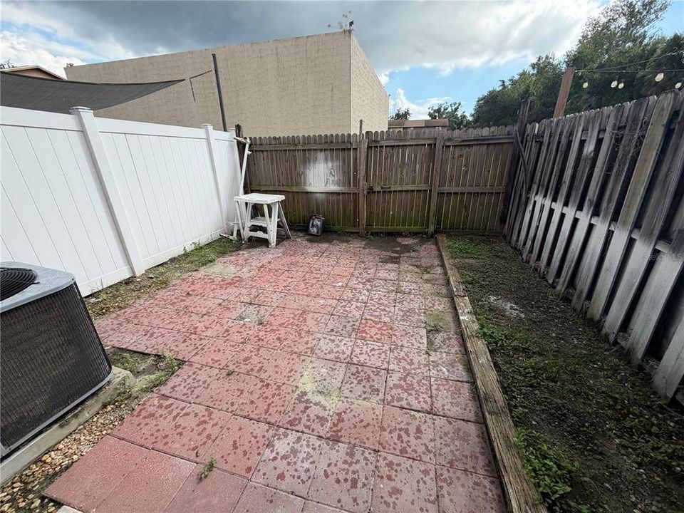 For Sale: $188,000 (2 beds, 2 baths, 1037 Square Feet)