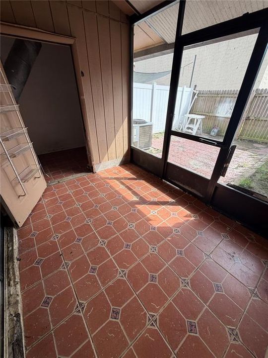 For Sale: $188,000 (2 beds, 2 baths, 1037 Square Feet)