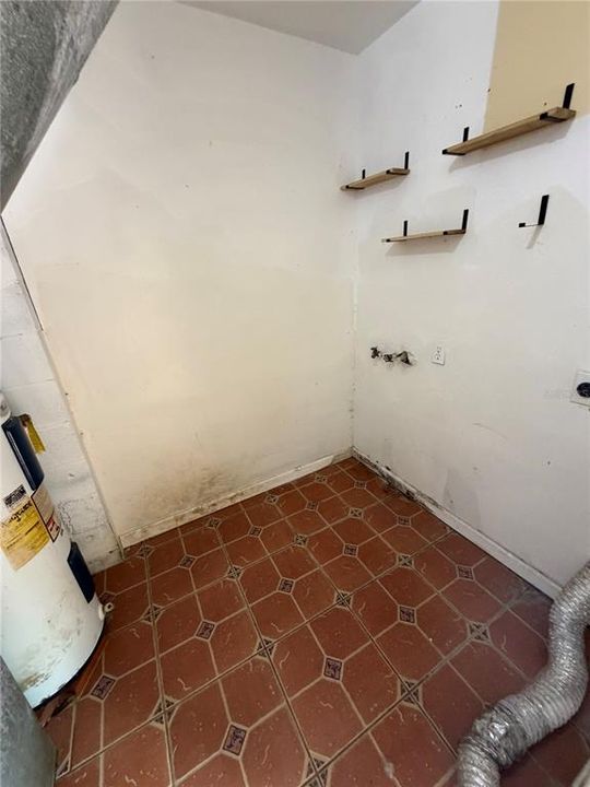 For Sale: $188,000 (2 beds, 2 baths, 1037 Square Feet)