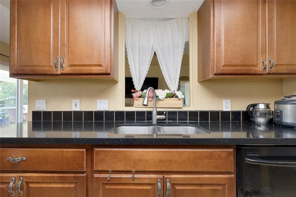 На продажу: $249,955 (3 спален, 2 ванн, 1277 Квадратных фут)