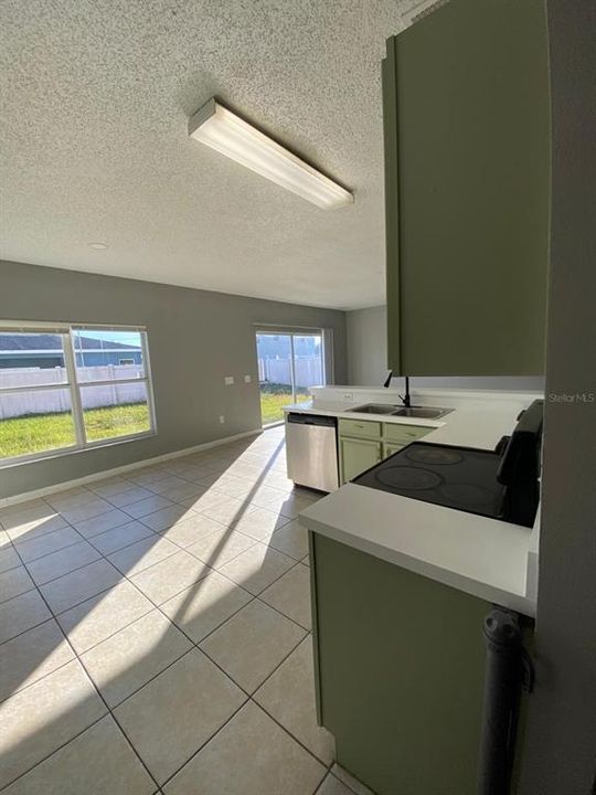 В аренду: $2,095 (4 спален, 3 ванн, 2103 Квадратных фут)