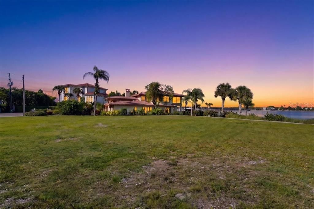待售: $3,695,000 (0.26 acres)