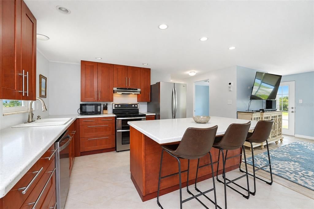 For Sale: $325,000 (3 beds, 1 baths, 1014 Square Feet)