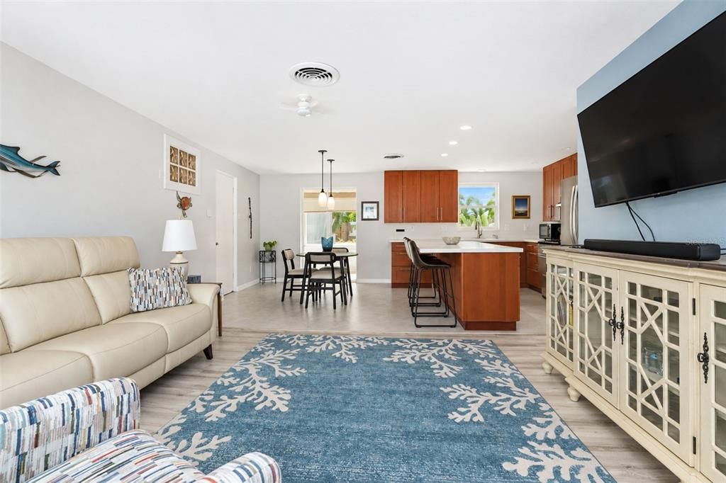 For Sale: $325,000 (3 beds, 1 baths, 1014 Square Feet)