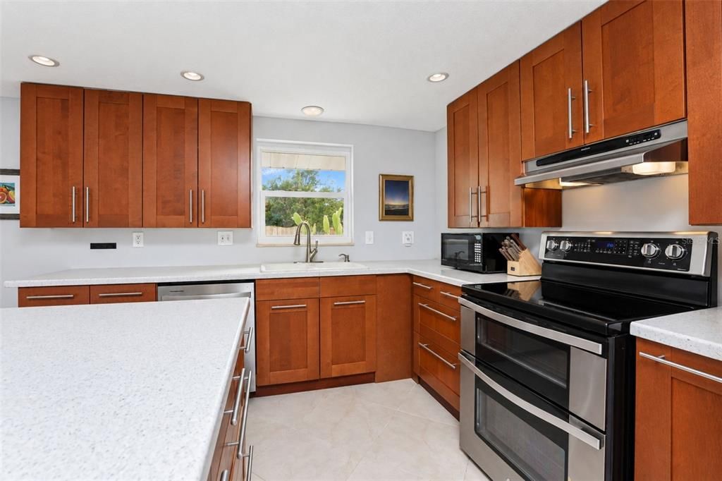 For Sale: $325,000 (3 beds, 1 baths, 1014 Square Feet)