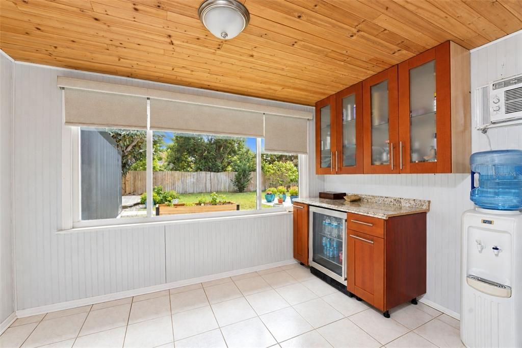 For Sale: $325,000 (3 beds, 1 baths, 1014 Square Feet)