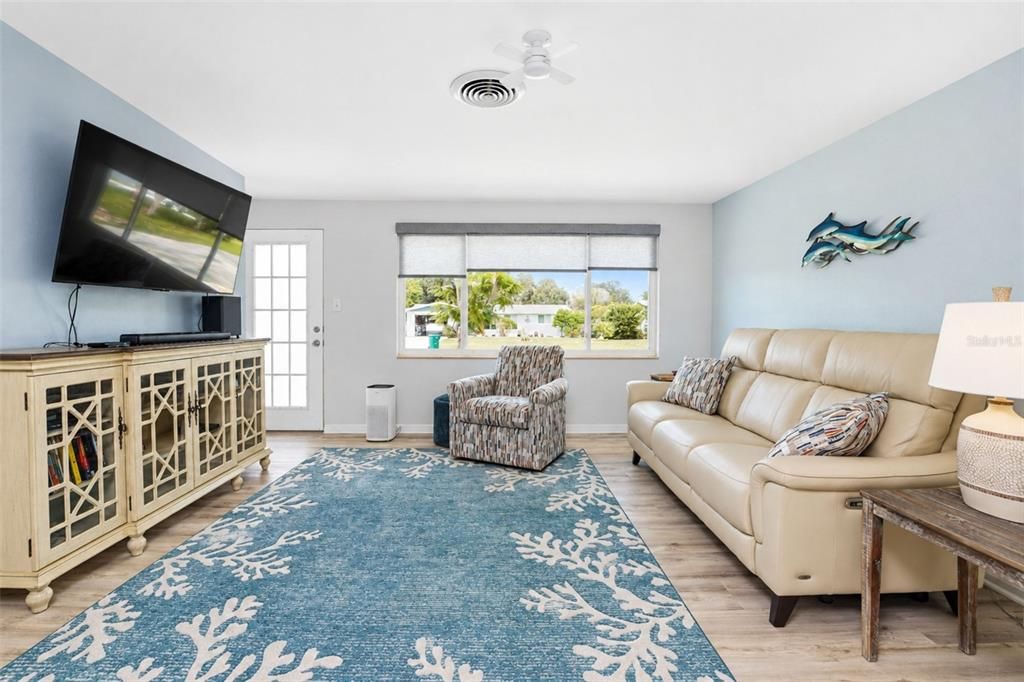 For Sale: $325,000 (3 beds, 1 baths, 1014 Square Feet)