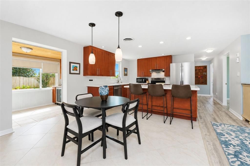 For Sale: $325,000 (3 beds, 1 baths, 1014 Square Feet)