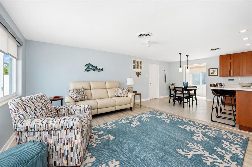 For Sale: $325,000 (3 beds, 1 baths, 1014 Square Feet)
