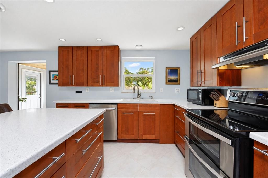 For Sale: $325,000 (3 beds, 1 baths, 1014 Square Feet)