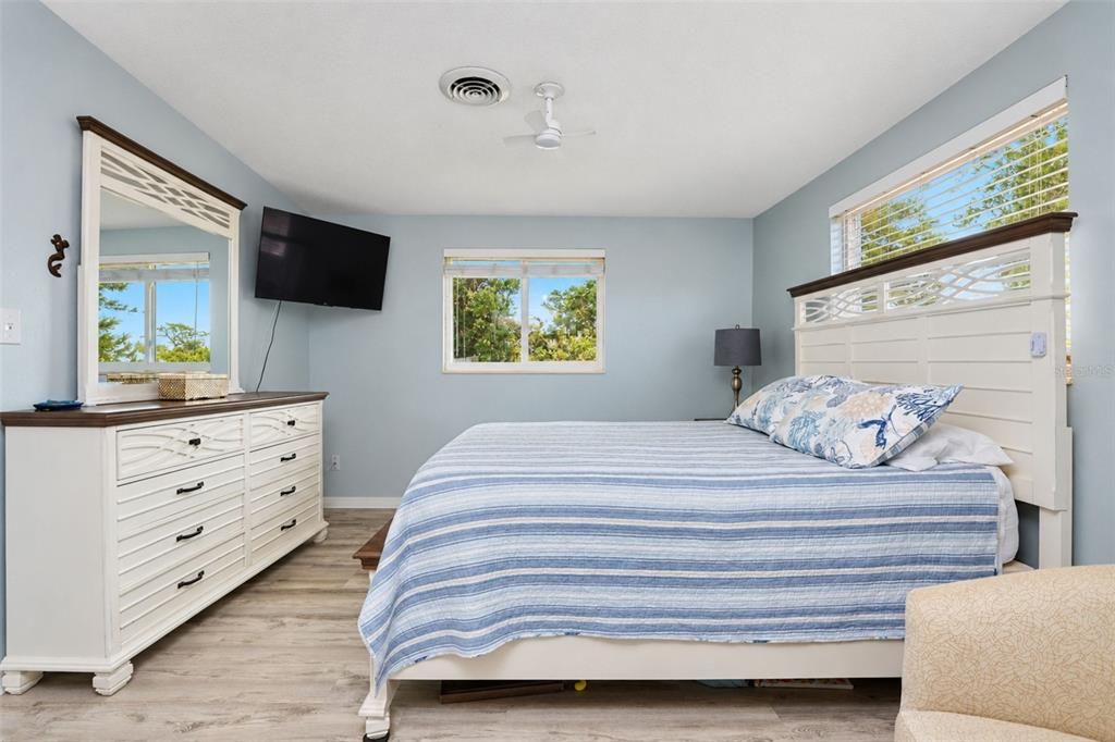 For Sale: $325,000 (3 beds, 1 baths, 1014 Square Feet)