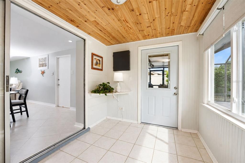 For Sale: $325,000 (3 beds, 1 baths, 1014 Square Feet)