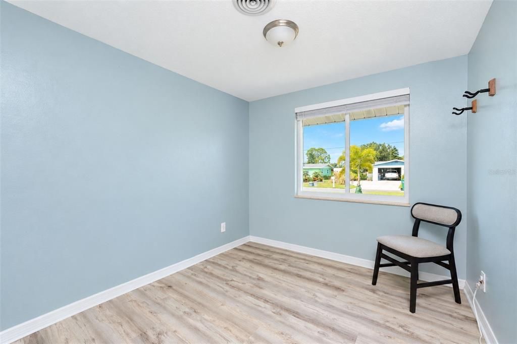 For Sale: $325,000 (3 beds, 1 baths, 1014 Square Feet)