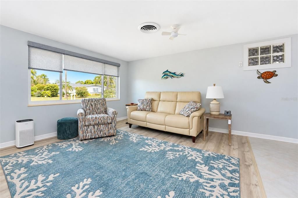 For Sale: $325,000 (3 beds, 1 baths, 1014 Square Feet)