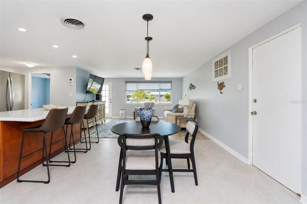 For Sale: $325,000 (3 beds, 1 baths, 1014 Square Feet)