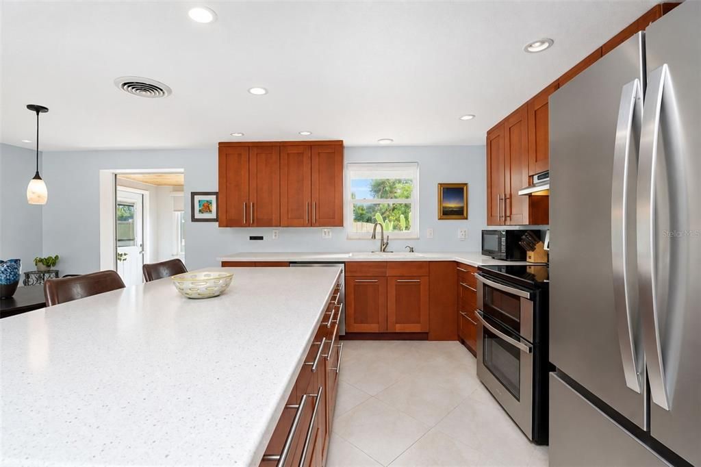 For Sale: $325,000 (3 beds, 1 baths, 1014 Square Feet)
