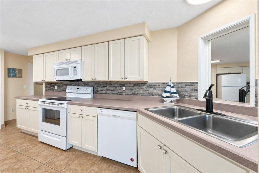 For Sale: $439,000 (2 beds, 2 baths, 1665 Square Feet)