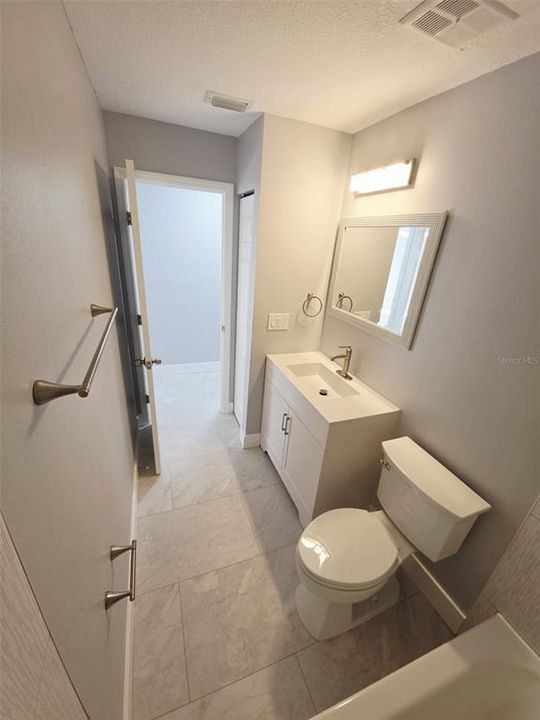 For Rent: $2,100 (3 beds, 1 baths, 1050 Square Feet)