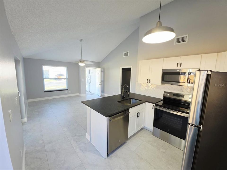 For Rent: $2,100 (3 beds, 1 baths, 1050 Square Feet)