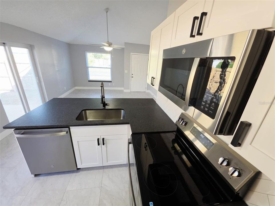 For Rent: $2,100 (3 beds, 1 baths, 1050 Square Feet)