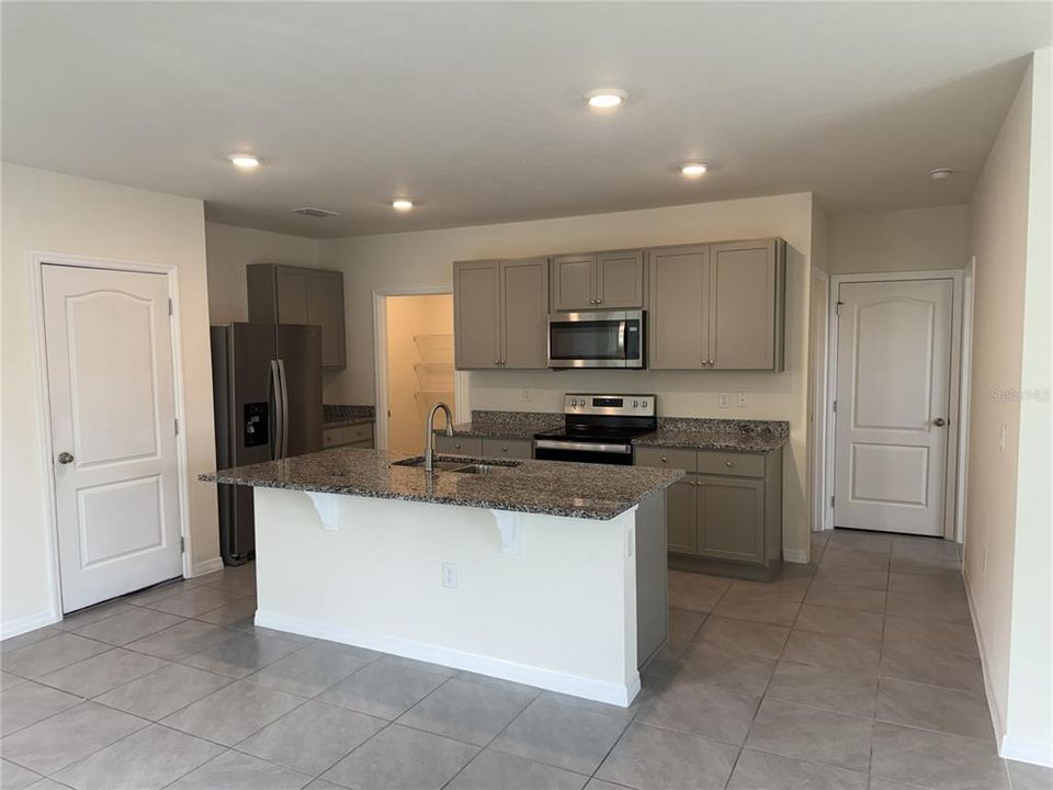 En Venta: $389,900 (4 camas, 2 baños, 2540 Pies cuadrados)