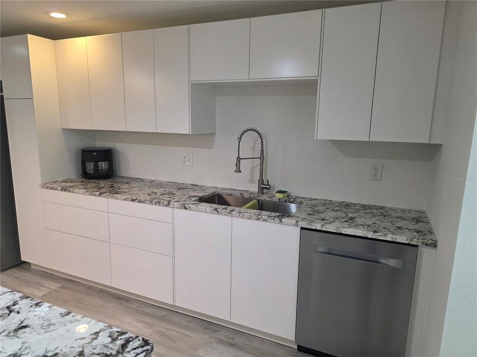 For Rent: $1,795 (2 beds, 1 baths, 925 Square Feet)