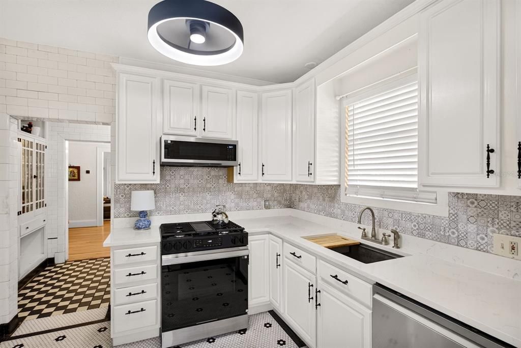 For Sale: $395,000 (3 beds, 2 baths, 1756 Square Feet)