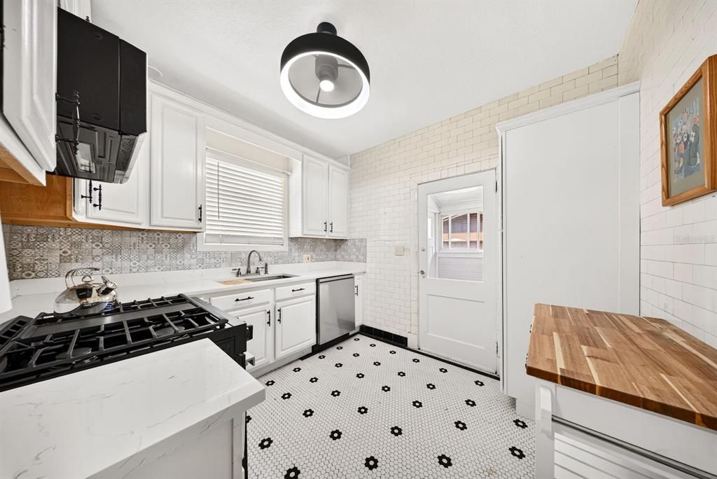 For Sale: $395,000 (3 beds, 2 baths, 1756 Square Feet)