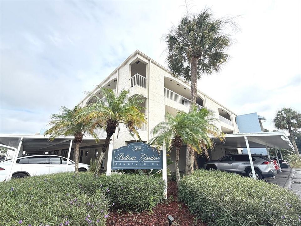 For Sale: $225,000 (2 beds, 2 baths, 969 Square Feet)