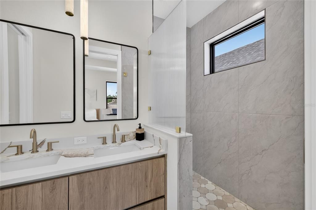 En Venta: $599,000 (4 camas, 3 baños, 2164 Pies cuadrados)