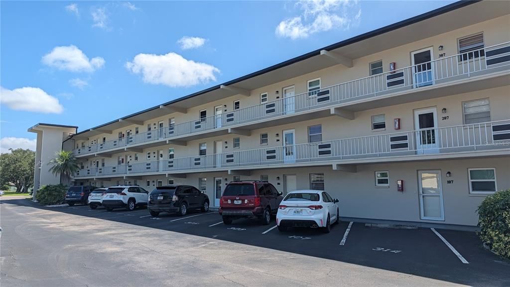 For Sale: $119,999 (1 beds, 1 baths, 745 Square Feet)