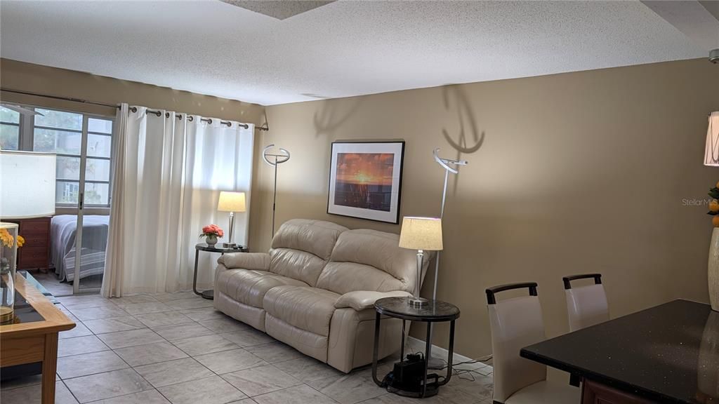 For Sale: $119,999 (1 beds, 1 baths, 745 Square Feet)