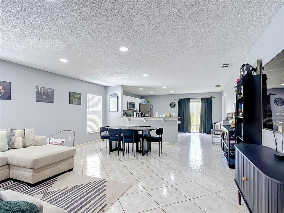 For Rent: $2,600 (3 beds, 2 baths, 1684 Square Feet)