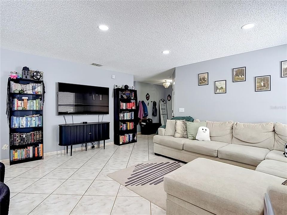 For Rent: $2,600 (3 beds, 2 baths, 1684 Square Feet)