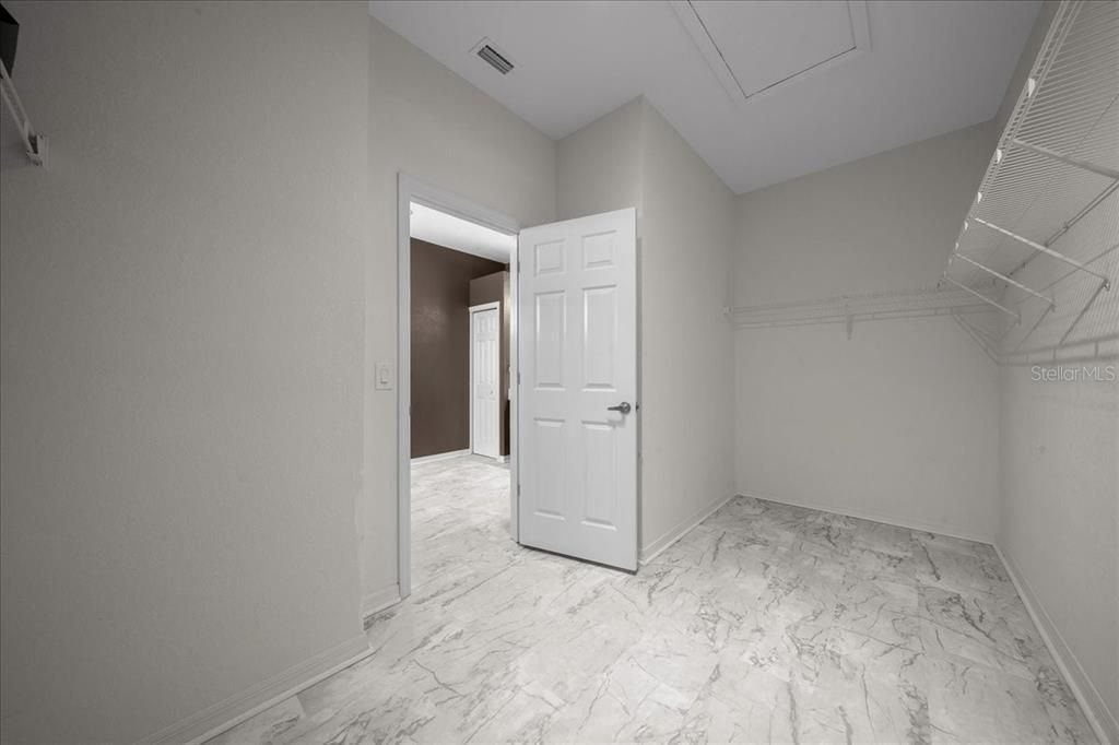 For Sale: $450,000 (5 beds, 3 baths, 2516 Square Feet)