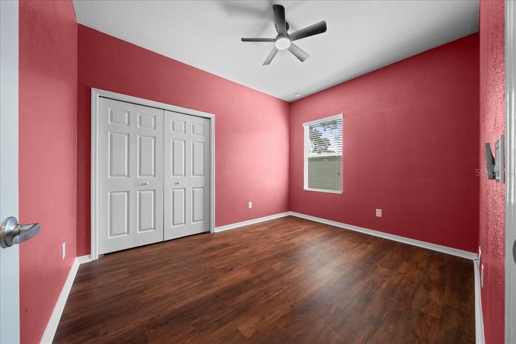 For Sale: $450,000 (5 beds, 3 baths, 2516 Square Feet)