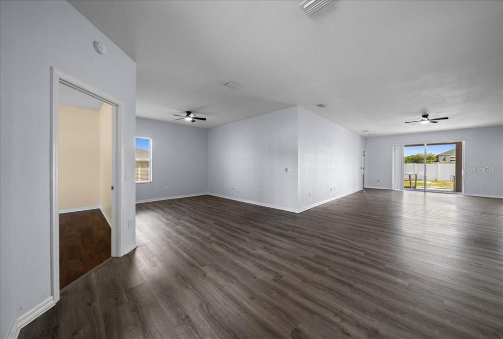 For Sale: $450,000 (5 beds, 3 baths, 2516 Square Feet)