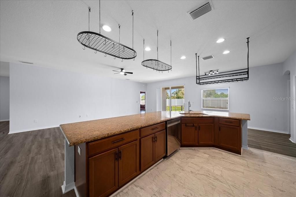 For Sale: $450,000 (5 beds, 3 baths, 2516 Square Feet)