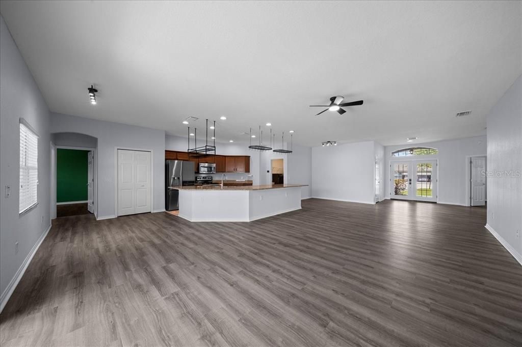 For Sale: $450,000 (5 beds, 3 baths, 2516 Square Feet)