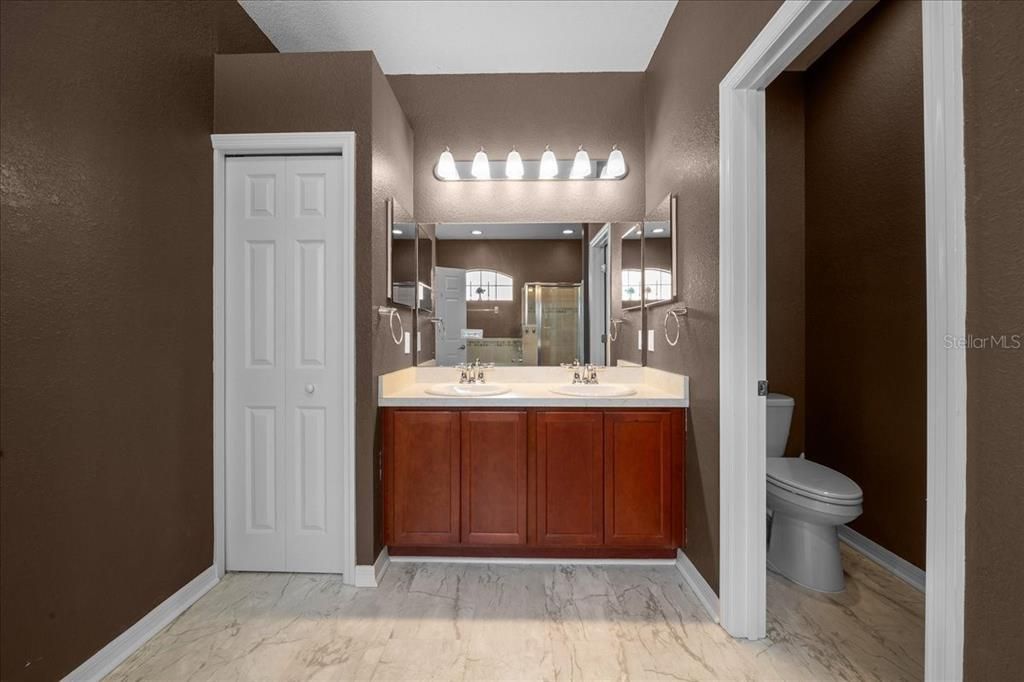 For Sale: $450,000 (5 beds, 3 baths, 2516 Square Feet)